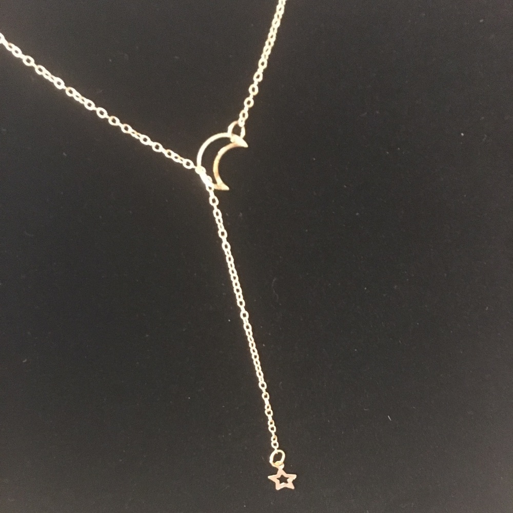 Beautiful gold star & moon necklace - Picture 4 of 6